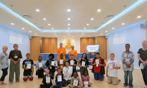 ภาพข่าว ปทุมธานี พระสงฆ์ไทยลุยเผยแผ่พุทธศาสนาในแอฟริกาใต้ ดึงเยาวชนท้องถิ่นฝึกสตินั่งสมาธิปฏิบัติธรรม ณ เคปทาวน์ - TIGER NEWS REPORT