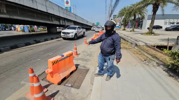 ภาพข่าว ปทุมธานีฝาท่อทรุดตัวแขวงการทางนำแบริเออร์กั้นทิ้งไว้นานหลายเดือนไม่มาซ่อมทำรถติดหนึบ - TIGER NEWS REPORT