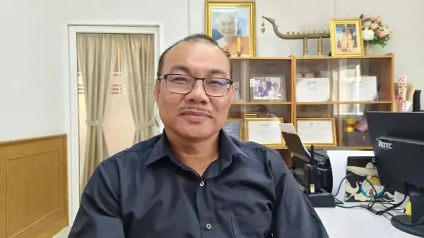 ภาพข่าว “ศรีสะเกษ” ผอ.กกต.เขต 3 แจง ไม่มีบัตรเขย่ง 5,556 คะแนน ไม่ได้หายไปไหน ยอมรับเกิดจากข้อผิดพลาดของเจ้าหน้าที่ ไม่นำผลคะแนนเลือกตั้งนอกเขตมารวมก่อนเขียนขึ้นป้าย จึงเกิดข้อมูลคลาดเคลื่อน - TIGER NEWS REPORT