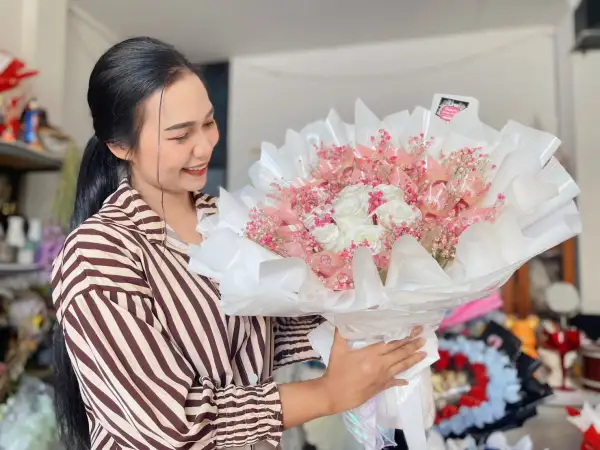 ภาพข่าว สงขลา-สะเดา - ร้านรับจัดช่อดอกไม้ที่ชายแดนไทยมาเลเซีย ลูกค้าสั่งออเดอร์เพียบโดยเฉพาะช่อดอกไม้เงินสด ที่ได้รับความนิยมเป็นพิเศษทั้งธนบัตรไทย และธนบัตรริงกิตมาเลเซีย - TIGER NEWS REPORT