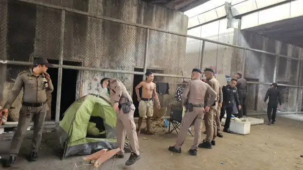 ภาพข่าว ปทุมธานี นายกโบว์ลิ่ง สนธิกำลังกวาดล้างรังพักพิงใต้สะพานแก้ว รวบ 4 คนเร่ร่อน คาดแก๊งแสบลักสายไฟ-อุปกรณ์หลวง พบยาบ้า-อุปกรณ์เสพเกลื่อน - TIGER NEWS REPORT