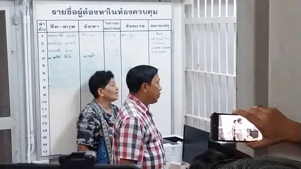 ภาพข่าว ปทุมธานี เตรียมคุมตัว แอล มือยิงกู้ภัยชลบุรีชี้จุดเกิดเหตุ หลังนายก อบจ.ปทุมฯ พาหมอบตัว แม่รุดเยี่ยมเช้านี้ - TIGER NEWS REPORT