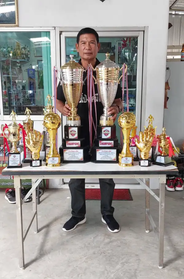 ภาพข่าว จ.ราชบุรี/เปิดศึกฟุตบอลอาวุโสยิ่งใหญ่บ้านโป่งเคมีไฟร์ซีเนี่ยร์คัพ"ครั้งที่3"วันเสาร์ที่21วันอาทิตย์ที่22กุมภาพันธ์2569 ณสนามชลประทาน.อ.บ้านโป่งจ.ราชบุรี - TIGER NEWS REPORT