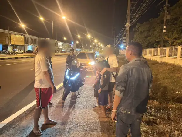 ภาพข่าว “ศรีสะเกษ” พลเมืองดีพบเด็กชายวัย 10 ขวบ 2 คน เดินเท้าเปล่าถือขวดน้ำไปตามถนนกลางดึก สอบถามบอก แม่พามาเล่นสวนสนุกแต่แม่หายตัวไป จึงตัดสินใจจะเดินกลับบ้านที่อุบลฯ สุดท้ายโอละพ่อ! - TIGER NEWS REPORT