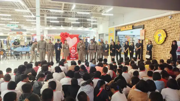 ภาพข่าว “ศรีสะเกษ” ครูตำรวจแดร์ ศรีสะเกษ-ยโสธร เดินหน้าโครงการ D.A.R.E. เปิดโลกกว้างสร้างรอยยิ้ม-ต้านภัยยาเสพติด ปลูกฝังเยาวชนเทิดทูนสถาบัน ชาติ ศาสนา พระมหากษัตริย์ - TIGER NEWS REPORT