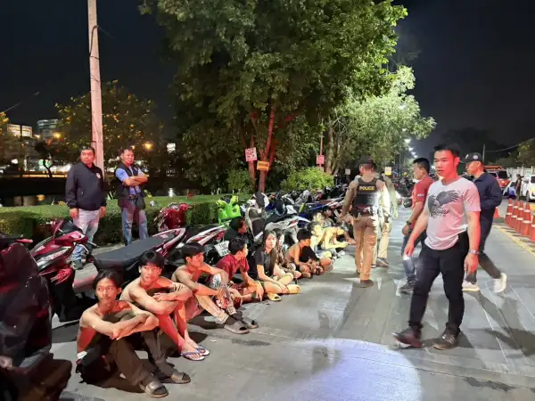 ภาพข่าว ปทุมธานีเปิดปฏิบัติการฟ้าสางล้อมจับแก๊งเด็กแว้นรวบ 80 คนยึดรถ 57 คันหน้าหมู่บ้านดัง - TIGER NEWS REPORT