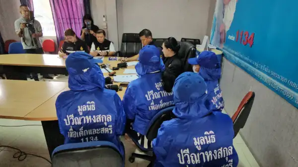 ภาพข่าว ปทุมธานี4ครอบครัวบุกร้องปวีณาครูหื่นอุดรลวงลูกศิษย์ป.6 ย่ำยีคาบ้านพักครูแฉผอ.นิ่งเฉยจนคนร้ายหนีลอยนวล - TIGER NEWS REPORT