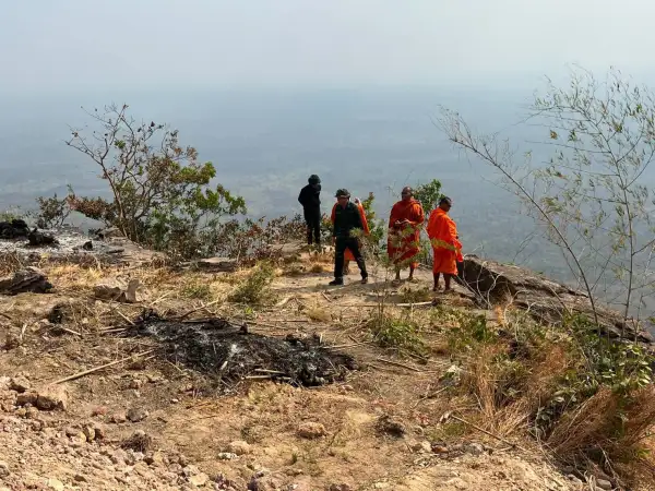 ภาพข่าว “ศรีสะเกษ” เขมรป่วน เผาป่า-ประชิดชายแดนไม่หยุด ขณะที่คณะสงฆ์นำทีมช่างขุดเจาะน้ำบาดาล-ขยายไฟฟ้า หนุนฝ่ายความมั่นคง - TIGER NEWS REPORT