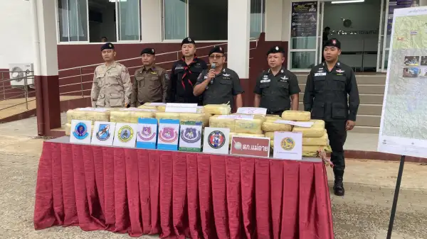 ภาพข่าว แหกด่านหนีไล่จับรถชนเสาไฟฟ้าล้านกว่าเม็ด - TIGER NEWS REPORT