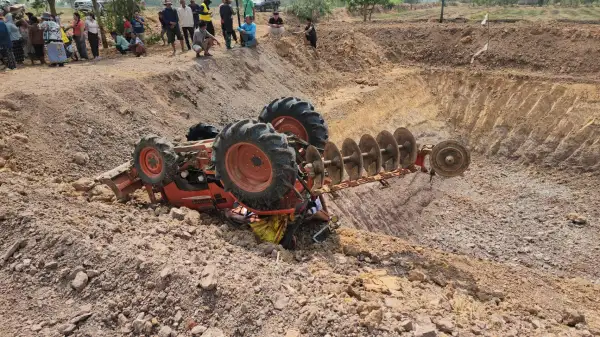 ภาพข่าว บุรีรัมย์ ควบรถไถปรับขอบสระรถพลิกทับท้องทรมานครึ่งวันก่อนดับ - TIGER NEWS REPORT