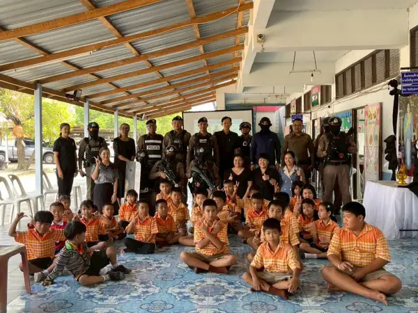 ภาพข่าว "พ.ต.อ.ณปภัช"ผกก.สภ.เมืองร้อยเอ็ดซ้อมแผน หนี ซ่อน สู้ เผชิญเหตุ Active shooter (เหตุกราดยิง) เพื่อให้นักเรียนและบุคลากรทางการศึกษา ได้รู้จักวิธีการเอาตัวรอดหากเกิดเหตุ - TIGER NEWS REPORT