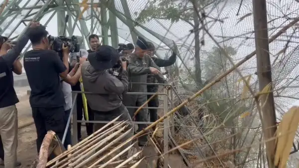 ภาพข่าว “ศรีสะเกษ” ผอ.ศูนย์ข่าวสารสถานการณ์ ไทย-กัมพูชา ลงพื้นที่ชายแดนศรีสะเกษ ย้ำการปฏิบัติยึดมั่นถ้อยแถลงร่วมตามหลักมนุษยธรรม และกฎหมายระหว่างประเทศ เสริมสร้างความเข้าใจ ลดความตึงเครียดในพื้นที่ - TIGER NEWS REPORT