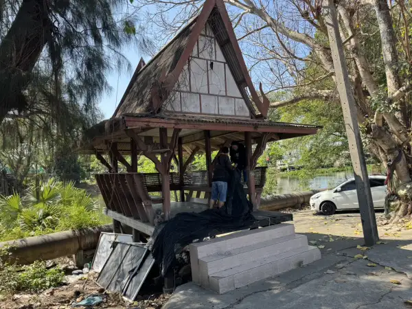 ภาพข่าว ปทุมธานีชาวบ้านร้องสื่อกลุ่มคนเร่ร่อนยึดศาลารอรถเป็นที่พักมั่วสุมควงมีดขู่ชาวบ้านจนไม่มีใครกล้าใช้งาน - TIGER NEWS REPORT