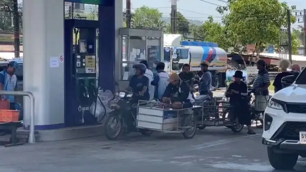 ภาพข่าว พังงา- ด่วน! ชาวตะกั่วป่าวุ่น แห่เข้าคิวเติมน้ำมันรถทะลักกว่า ครึ่งกิโลเมตร หลังนายกฯ แจงน้ำมันสำรอง 61 วัน - TIGER NEWS REPORT