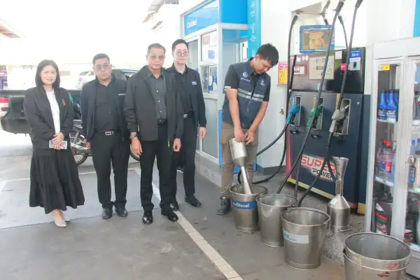 ภาพข่าว ผู้ว่าฯ สุราษฎร์สั่งลุย! บุกสุ่มตรวจปั๊มน้ำมันกลางเมือง สกัดโกงลิตร–กันกักตุน หลังชาวบ้านแห่ต่อคิวแน่น - TIGER NEWS REPORT