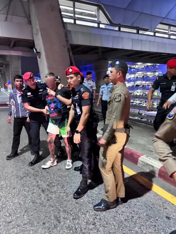 ภาพข่าว เจ้าหน้าที่รักษาความปลอดภัยท่าอากาศยานสุวรรณภูมิเข้าช่วยเหลือผู้โดยสารแสดงพฤติกรรมเสี่ยงได้ทันท่วงที ควบคุมสถานการณ์ได้อย่างปลอดภัย - TIGER NEWS REPORT