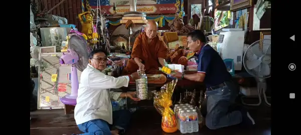 ภาพข่าว ชมรมสื่อออนไลน์ITทำบุญวันนักข่าว5มีนาคม69ที่วัดบ้านหินตั้งและวันครบรอบก่อตั้งชมรมฯหลวงพ่อรักษาเป่าน้ำมันโรคเกี่ยวกับกระดูกอีกด้วย - TIGER NEWS REPORT