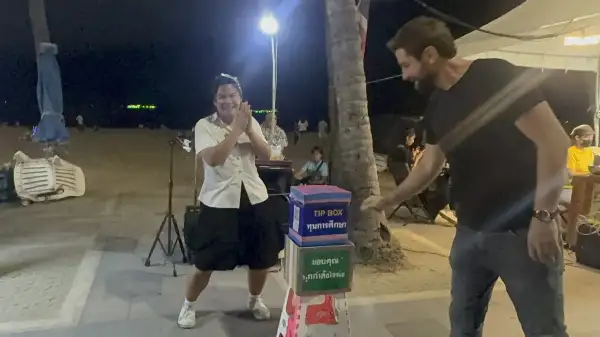 ภาพข่าว ชื่นชม นศ.สู้ชีวิต บ้านล้มละลายแต่ไม่ท้อ เปิดหมวกหารายได้กลางงานเทศกาลดนตรีเมืองพัทยา - TIGER NEWS REPORT