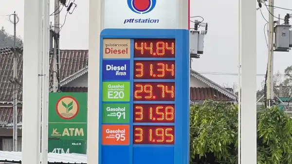 ภาพข่าว สถานการณ์น้ำมันหมดเริ่มเข้าสู่สภาวะปกติแล้ว  มีรถรอเข้าคิวเติมน้ำมันที่ปั้มบางตา ประชาชนสามารถเติมน้ำมันได้สะดวกและเร็วขึ้น - TIGER NEWS REPORT