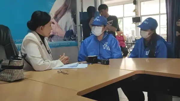 ภาพข่าว ปทุมธานีแม่พาลูก3ขวบร้องมูลนิธิปวีณาหลังฝากคนในชุมชนเลี้ยงแต่ถูกข่มขืน - TIGER NEWS REPORT