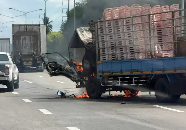 ภาพข่าว พังงา-ระทึก ไฟไหม้รถบรรทุก 6 ล้อกลางถนนเพชรเกษม อำเภอทับปุด คาดเครื่องยนต์ขัดข้องเกิดประกายไฟ - TIGER NEWS REPORT