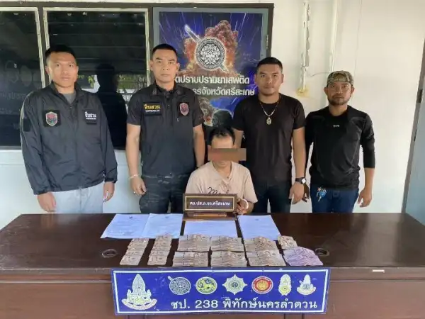 ภาพข่าว "ศรีสะเกษ" ล่าข้ามจังหวัด! ชป.238 พิทักษ์นครลำดวน นำหมายจับศาล 3 จังหวัด บุกรวบเซียนยั้ง กลางสนามบั้งไฟ หลังหลบหนีคดีนานหลายเดือน หอบเงินค้ายาบ้าเล่นพนันบั้งไฟ จนท.จมูกดีตามรวบตัวได้ในที่สุด - TIGER NEWS REPORT