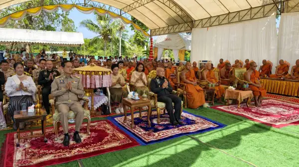 ภาพข่าว “ศรีสะเกษ” แม่ทัพภาคที่ 2 ควง ผู้ว่าฯศรีสะเกษ ร่วมพิธียกเสาเอก “เจดีย์เปิดดวง” วัดศรีสมบูรณ์รัตนาราม ชาวบ้านตาลุกวาวแห่ส่องเลขธูปมงคลแน่น - TIGER NEWS REPORT