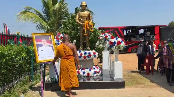 ภาพข่าว กระแสรักชาติไม่ส่างชาวบ้านร่วมแห่รูปปั้นทหารกล้าหลังทราบข่าวว่าครอบครัวพลทหารธีรยุทธ ที่เสียชีวิตจากการปะทะกับเขมร สร้างรูปปั้นเพื่อเป็นอนุสรณ์ไว้กับครอบครัว เตรียมฉลองพร้อมวันขึ้นบ้านใหม่ 13 มี.ค.นี้ - TIGER NEWS REPORT