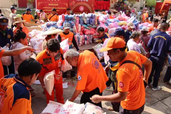 ภาพข่าว ฉลองเทวสถานศาลเจ้าแม่กวนอิมครบรอบ 30 ปี มูลนิธิบรรเทาสาธารณภัยจังหวัดแม่ฮ่องสอน แจกสิ่งของเครื่องอุปโภคบริโภคข้าวสารอาหารแห้งให้ผู้ยากไร้ 500 ครอบครัว - TIGER NEWS REPORT