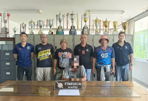 ภาพข่าว พังงา-ชุดสืบสวนสภ.ตะกั่วทุ่งร่วมกับผู้ใหญ่บ้าน บุกจับผู้ต้องหาตามหมายจับคดียาเสพติด พร้อมรวบหญิงสาวในบ้านเดียวกัน พบยาบ้าและเล่นพนันออนไลน์ - TIGER NEWS REPORT