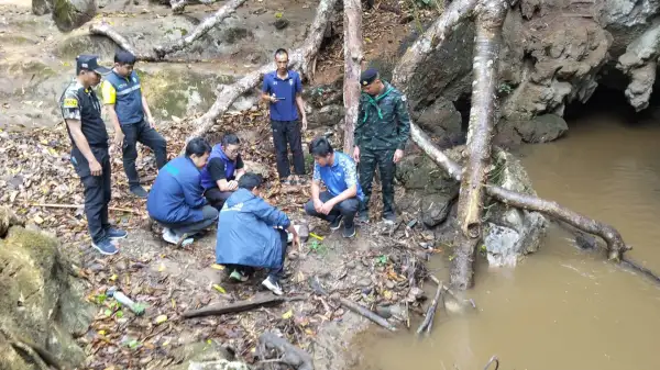 ภาพข่าว หลายหน่วยงานตรวจสอบกรณีพบปลาตายในแม่น้ำลางปางมะผ้า สาธารณสุขให้งดบริโภคสัตว์น้ำในลำน้ำช่วงนี้ เพื่อป้องกันความเสี่ยงจากผลกระทบต่อสุขภาพชาวบ้าน - TIGER NEWS REPORT