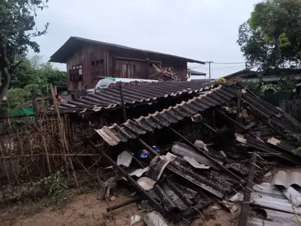 ภาพข่าว พายุฤดูร้อน ถล่มแม่สะเรียง กว่า 90 หลังคาเรือน  นายอำเภอแม่สะเรียง บูรณาการภาคีเครือข่าย เร่งสำรวจและช่วยเหลือราษฎรผู้ประสบวาตภัยในพื้นที่ตำบลบ้านกาศ - TIGER NEWS REPORT