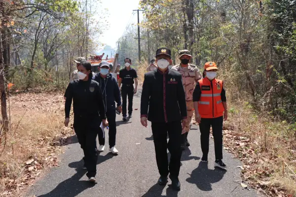 ภาพข่าว กาฬสินธุ์ ไฟป่าเผาภูสิงห์วอดกว่า 500 ไร่ เสียหายประเมินไม่ได้ ขณะหลวงพ่อภูสิงห์ขอบิณฑบาตร-ผวจ.สั่งทำแผนป้องกัน ลั่นต้องจับคนเผาติดคุก - TIGER NEWS REPORT