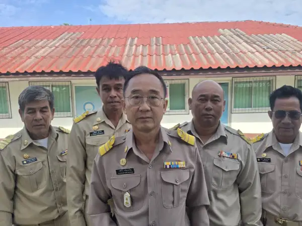 ภาพข่าว บุรีรัมย์ ไม่รอคำสั่ง อบต นำร่องแล้วใช้มะพร้าวน้ำหอมเสริฟห้องประชุม - TIGER NEWS REPORT