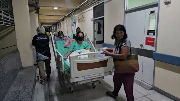 ภาพข่าว พังงา-ด่วน! เพลิงไหม้หน่วยไตเทียม โรงพยาบาลพังงา เร่งเคลื่อนย้ายผู้ป่วยห้องพิเศษตึก“เจียรวาณิช” วุ่น - TIGER NEWS REPORT