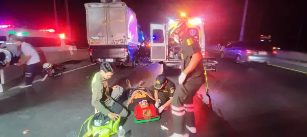 ภาพข่าว ปทุมธานีกระบะตู้ทึบพุ่งชนอัดท้ายสิบล้อบรรทุกแผ่นปูนบาดเจ็บติดภายใน 2 ราย - TIGER NEWS REPORT