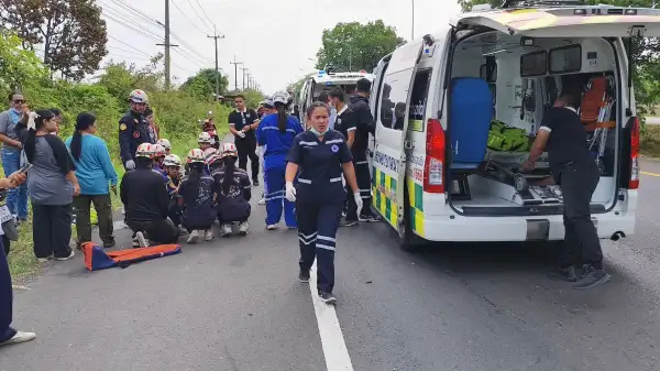 ภาพข่าว บุรีรัมย์ ลุงพาหลาน 15 ปีไปแก้ ร เพื่อเลื่อนชั้นโดนกระบะเสยท้ายดับ - TIGER NEWS REPORT