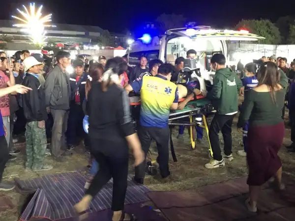 ภาพข่าว “ศรีสะเกษ” นาทีชีวิต! หนุ่มวัย 39 ปี กินหมากชมตลกหมอลำดัง ขำจนน้ำตาเล็ด ก่อนนอนแน่นิ่งตาค้าง ญาติคิดว่าหลับ สุดท้ายปลุกไม่ตื่น เสียชีวิตหน้าเวทีหมอลำ - TIGER NEWS REPORT