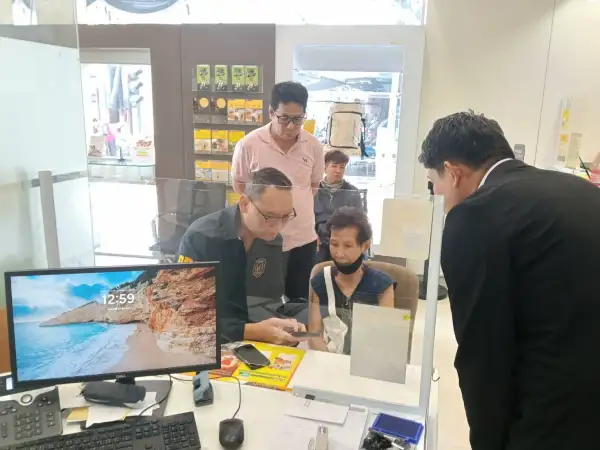 ภาพข่าว " เกือบไปเกือบหมดตัว หวุดหวิดเป็นเหยื่อแก๊งคอลเซ็นเตอร์ เจ้าหน้าที่ตำรวจและเจ้าหน้าที่ธนาคาร ช่วยเหลือคุณป้า วัย 74 ปีได้อย่างหวุดหวิด - TIGER NEWS REPORT