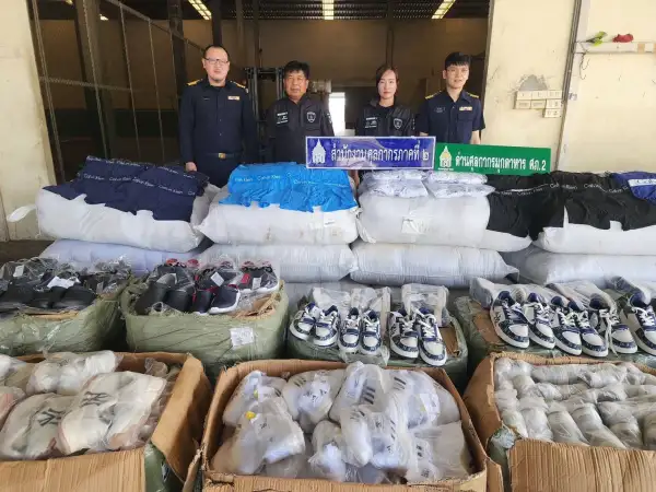 ภาพข่าว ศุลกากรภาคที่ 2 จับกุมตรวจยึด รองเท้า กางเกง กระเป๋า ถุงมือ และต่างหู  ละเมิดเครื่องหมายการค้า มูลค่า รวมกว่า 13 ล้านบาท - TIGER NEWS REPORT