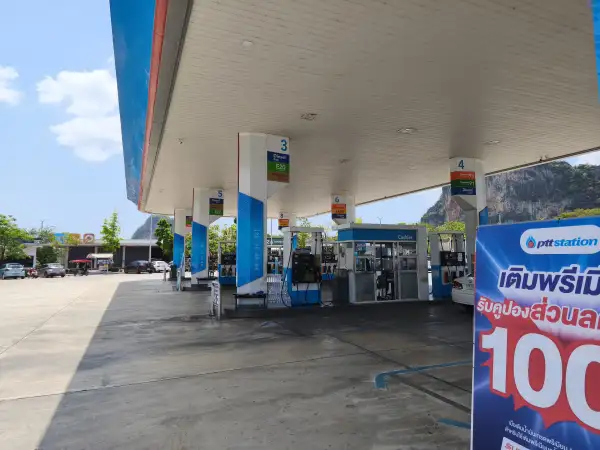 ภาพข่าว พังงา – สถานการณ์น้ำมันเริ่มตึงตัว ปั๊มย่านเขาหลักดีเซลหมดตั้งแต่เช้า ขณะปั๊มในเมืองยังเปิดบริการตามปกติ หลังได้โควต้าน้ำมันจากคลังลดลง 30-40% - TIGER NEWS REPORT