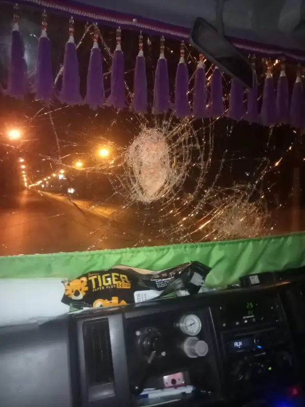 ภาพข่าว ปทุมธานีแก๊งกระบะรุมปาหินใส่รถสิบล้อกระจกแตกยับแค่แค้นถูกบีบแตรเตือนขับตัดหน้า - TIGER NEWS REPORT