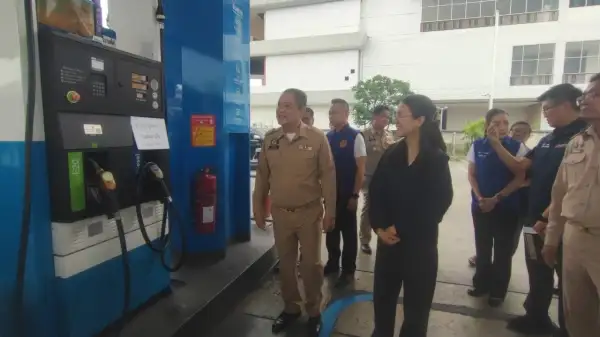 ภาพข่าว ปทุมธานีวิกฤตน้ำมันดีเซลเกลี้ยงหลายปั๊มไรเดอร์โอดวิ่งหาเติมยากผวจ.รุดตรวจยันน้ำมันไม่ขาดแค่ขนส่งไม่ทัน - TIGER NEWS REPORT