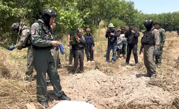 ภาพข่าว ศรีสะเกษ/สนั่นไร่มันสำปะหลัง EOD ทำลาย ปรส.เขมร เจ้าของสวนเผย รถขุดหัวมันตักระเบิดขึ้นมาทั้งลูก - TIGER NEWS REPORT