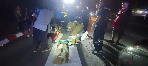 ภาพข่าว ปทุมธานีถนนมืดหนุ่มโรงงานขับเก๋งชนคนนอนกลางถนนเสียชีวิตติดคาใต้ท้องรถ - TIGER NEWS REPORT