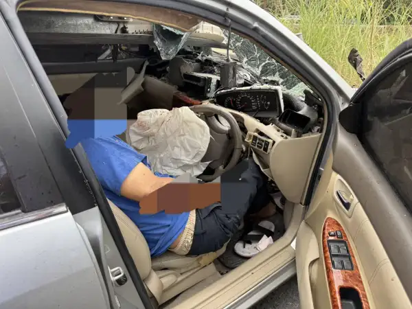 ภาพข่าว ปทุมธานี หนุ่มขับเก๋งชนการ์ดเลนด์เสียบทะลุรถเสียชีวิต - TIGER NEWS REPORT