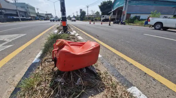 ภาพข่าว บุรีรัมย์ หาซื้อน้ำมันจนตายลุง73หิ้วแกลลอนหาซื้อน้ำมันเติมรถไถรถชนท้ายดับ - TIGER NEWS REPORT