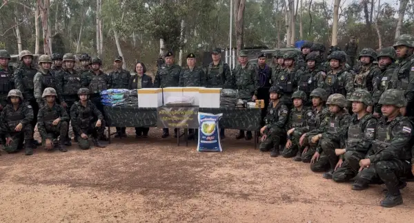 ภาพข่าว ศรีสะเกษ/อดีตแม่ทัพภาค 2 บรรจุเศียรพระพุทธรูปและมอบสิ่งของให้กำลังใจแก่ทหารชายแดนบนภูมะเขือ - TIGER NEWS REPORT