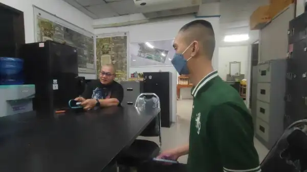 ภาพข่าว ปทุมธานีรปภ.ร้องถูกหัวหน้าทำร้ายในป้อมยามก่อนถูกบริษัทสั่งพักงานเหตุปล่อยคลิปหลุด - TIGER NEWS REPORT