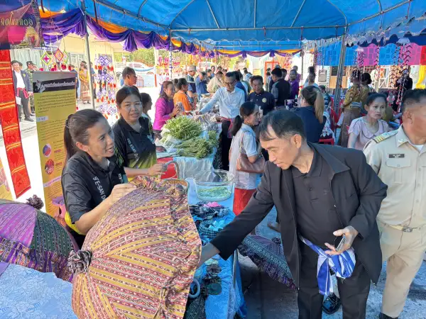 ภาพข่าว ร้อยเอ็ดตรวจประเมินผลงานและตัดสิน หมู่บ้านเข้มแข็งตามแนวทาง “แผ่นดินธรรม แผ่นดินทอง (หมู่บ้านอยู่เย็น)” ประจำปี 2569 - TIGER NEWS REPORT